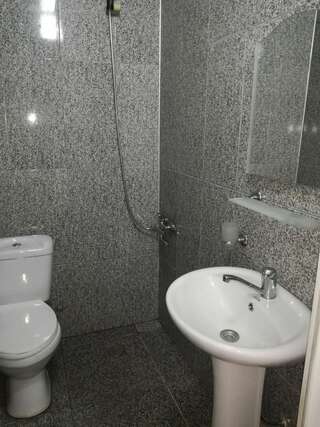 Гостевой дом Avto House Батуми Стандартный трехместный номер-1